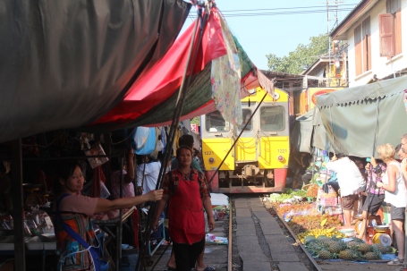 Meeklong Railway Market